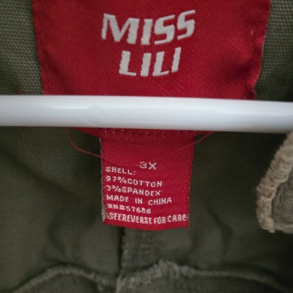 Miss Lili Green Utility Jacket with Cropped Length and Collared Neckline - Picture 3 of 10